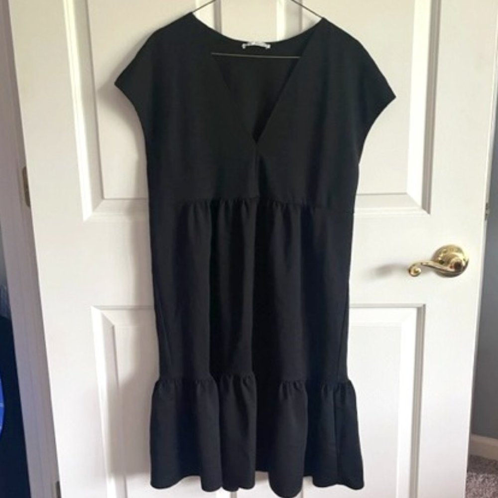 ZARA SHORT SLEEVE DRESS WITH FLARE BOTTOM